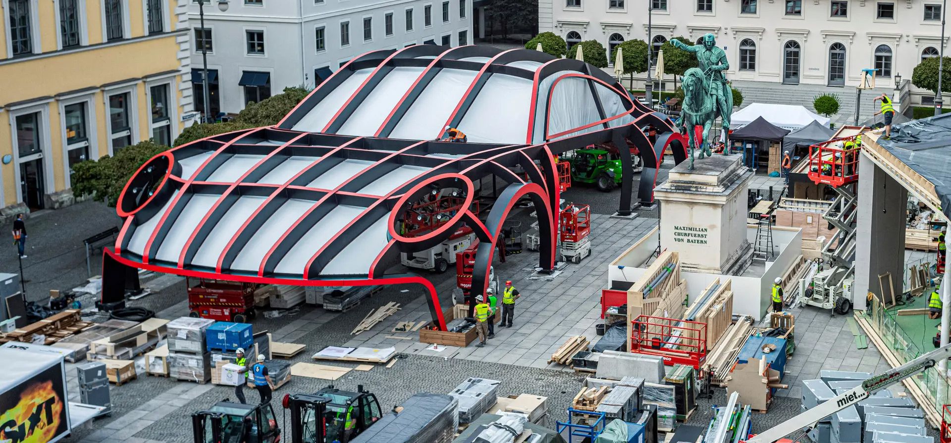 Un modelo de un Porsche gigante se encuentra en Wittelsbacherplatz en el centro de la ciudad. La plaza se utilizará para la exposición IAA Mobility en la capital bávara, Múnich, Alemania. Fotografía: Martin Schulz/AP