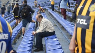 Tristeza. Uno de los hinchas que fue a despedir al Negro Palma al Gigante de Arroyito.