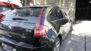 El taller mécanico de Matienzo al 3200 recibió más de 10 disparos, algunos impactos dieron en los autos que se encontraban en el interior.