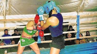 La paranaense Cinthia Salomé González La Camionera desde los 6 años comenzó a practicar boxeo como un hobby. Este deporte se volvió su prioridad