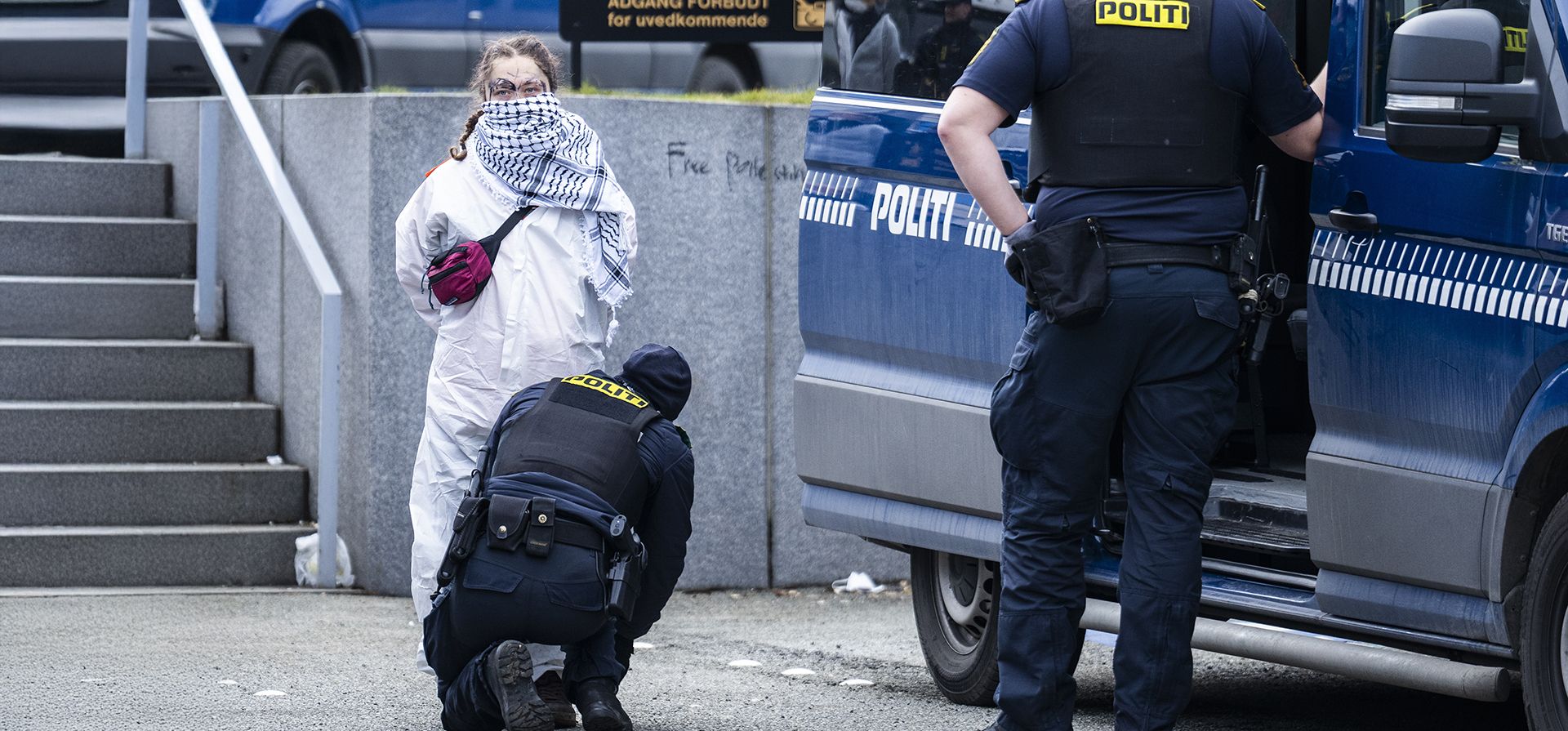 La policía desaloja a un manifestante frente a la entrada de la sede de Maersk en Esplanaden, Copenhague, el lunes 24 de febrero de 2025, mientras protestaban contra el transporte de equipo militar por parte de la compañía naviera a Israel. (Martin Sylvest/Ritzau Scanpix vía AP) La policía desaloja a un manifestante frente a la entrada de la sede de Maersk en Esplanaden, Copenhague, el lunes 24 de febrero de 2025, mientras protestaban contra el transporte de equipo militar por parte de la compañía naviera a Israel. (Martin Sylvest/Ritzau Scanpix vía AP)