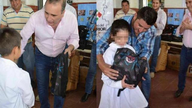 Un intendente entregó mochilas a niños con dibujos de hojas de marihuana