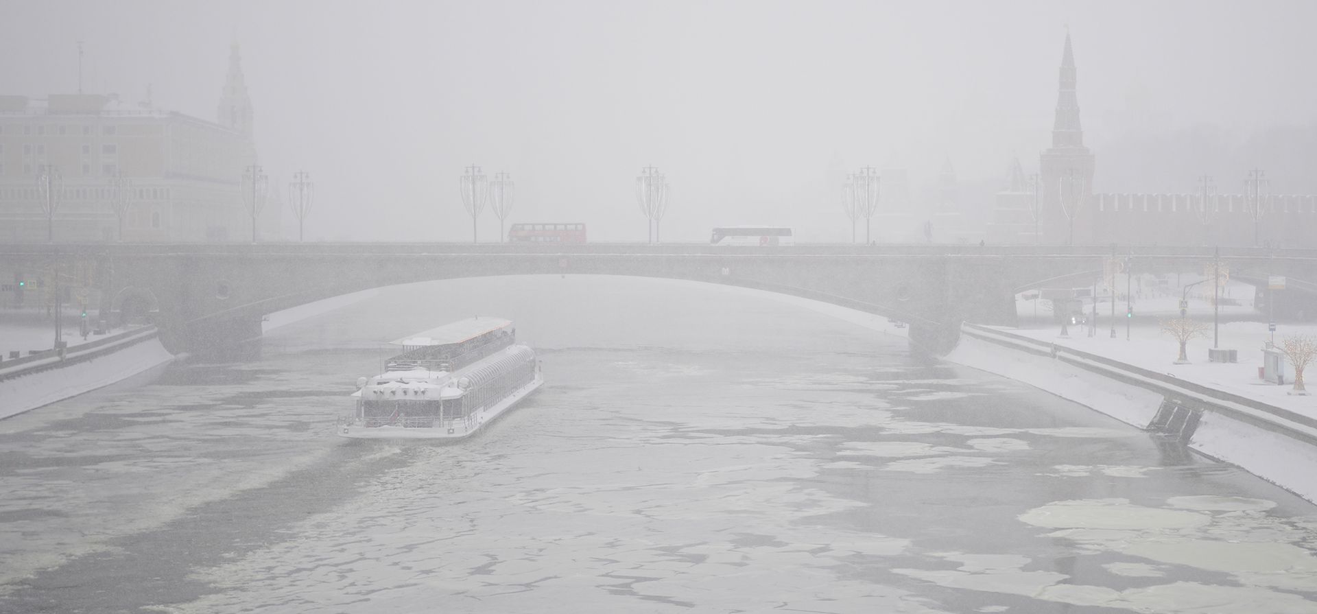 Un barco navega por el río Moscova cubierto de hielo durante una fuerte nevada en Moscú, Rusia, el viernes 9 de enero de 2026. (Foto AP/Pavel Bednyakov) Un barco navega por el río Moscova cubierto de hielo durante una fuerte nevada en Moscú, Rusia, el viernes 9 de enero de 2026. (Foto AP/Pavel Bednyakov)