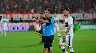 El árbitro Darío Herrera fue informado antes de comenzar el complemento y los jugadores del Lobo dieron el okey para jugar.