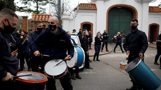 Frente a la residencia de Olivos polic&iacute;as manifestaron uniformados y exhibiendo armas.