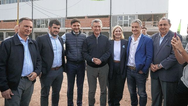 El expresidente Mauricio Macri arribó a la ciudad de Santa Fe y junto al gobernador Maximiliano Pullaro
