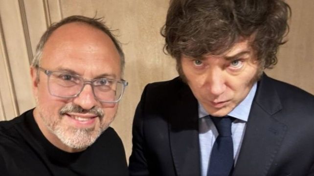 El periodista e historiador Diego Valenzuela hizo carrera política de la mano del PRO y ahora se pasó a las filas libertarias.