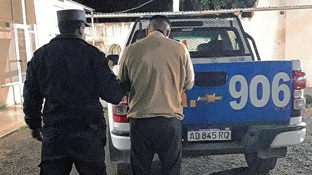Un hombre agredió a vecinos y policías en barrio San Agustín.