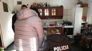 Los agentes de la Agencia de Investigación Criminal secuestraron armas, drogas y dinero en distintas casas de Villa Gobernador Gálvez.&nbsp;