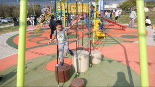 Acompañado de un festejo barrial, se llevó a cabo la habilitación de la Plaza Frondizi de la ciudad de Paraná. El espacio recreativo, ubicado al Norte de la capital entrerriana, cuenta con juegos nuevos, iluminación, veredas podotáctiles, piso de alto impacto y se realizó forestación.&nbsp;