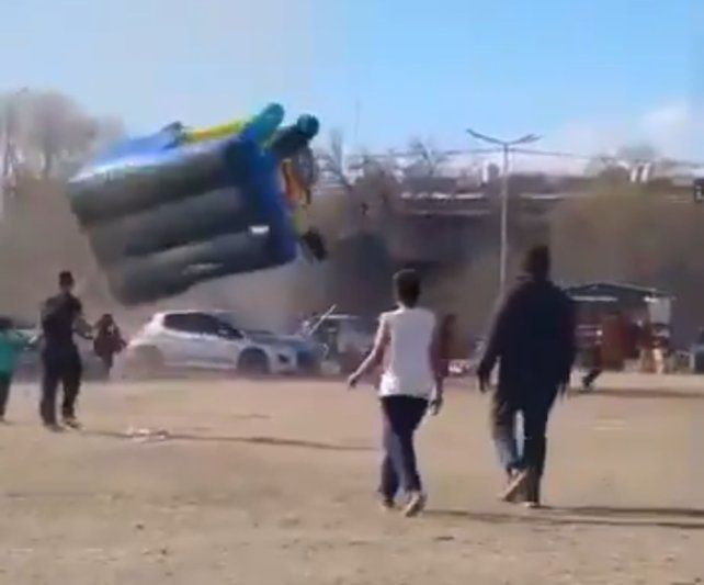 Una ráfaga de viento hizo volar un inflable en Córdoba: dos chicos resultaron heridos