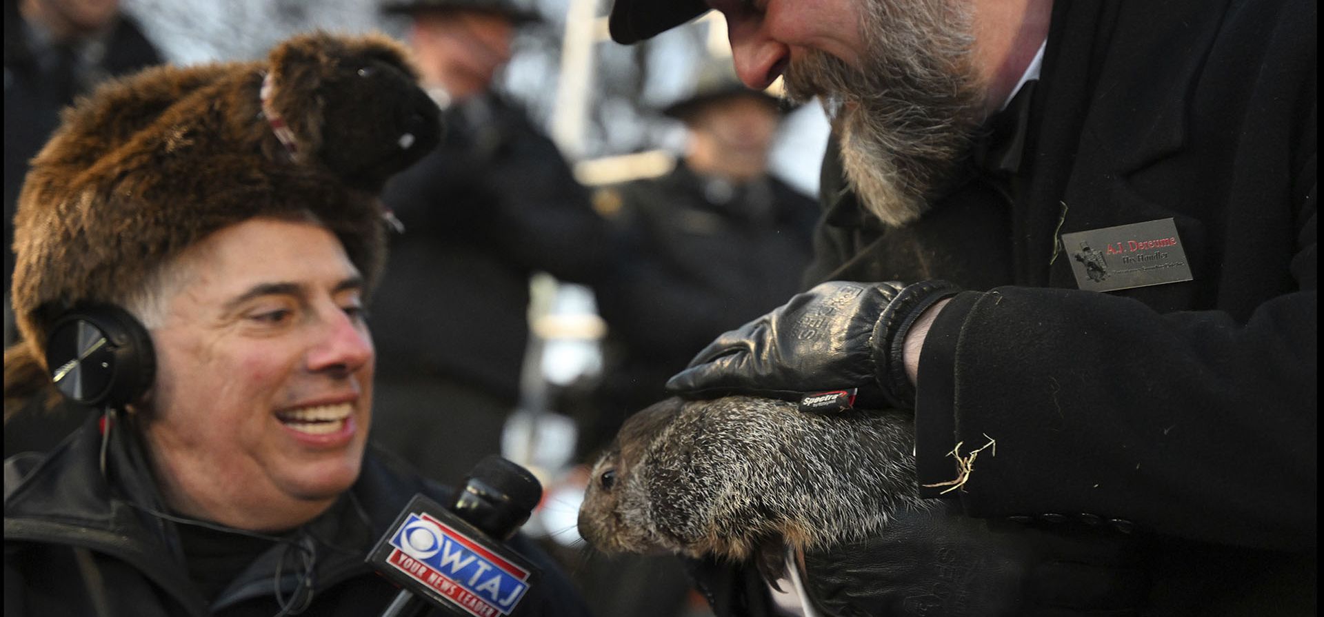 El manejador del Groundhog Club A.J. Dereume sostiene a Punxsutawney Phil, la marmota que pronostica el clima, mientras habla con el meteorólogo de WTAJ Joe Murgo durante la celebración número 137 del Día de la Marmota en Gobbler