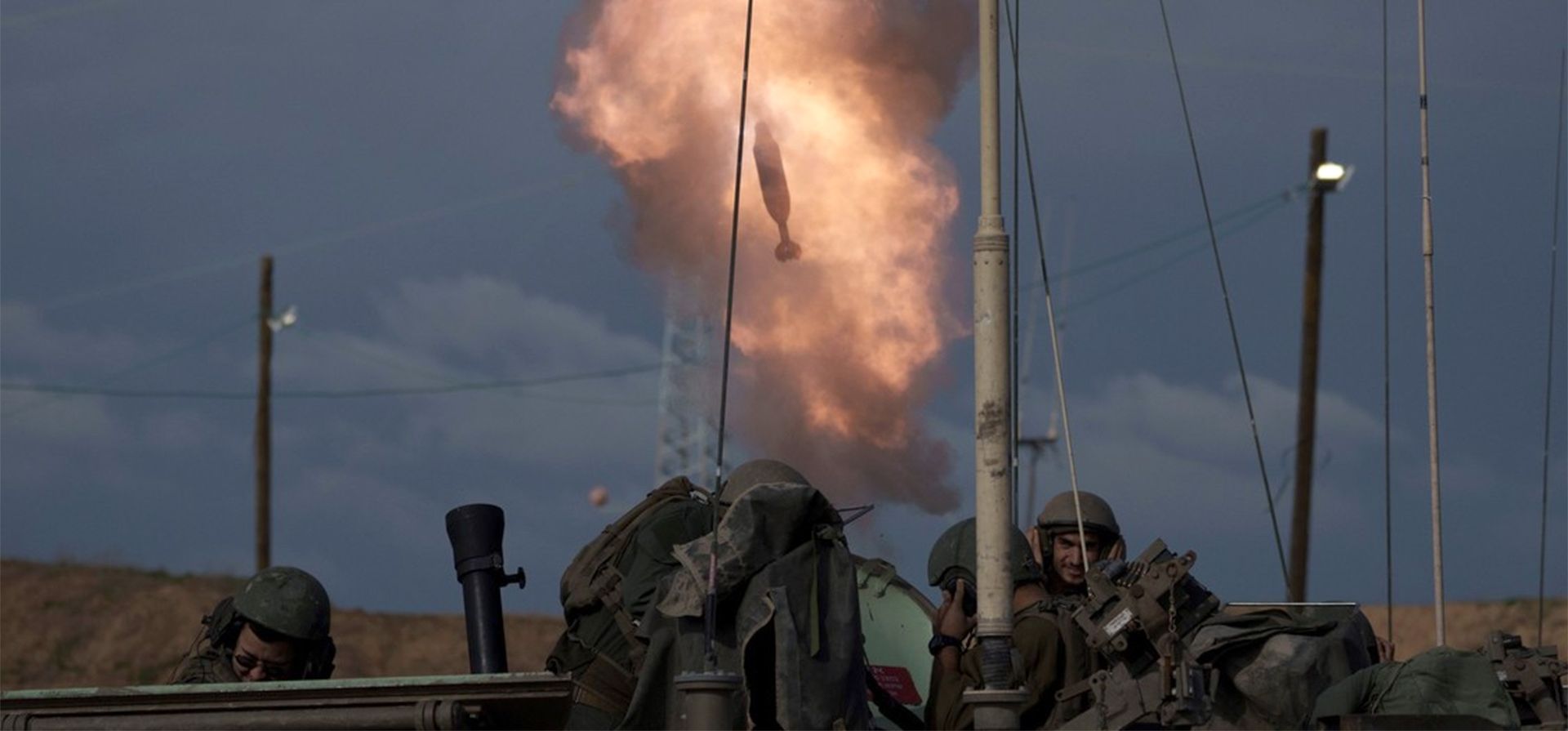 Soldados israelíes disparan un proyectil de mortero desde el sur de Israel hacia la Franja de Gaza, en una posición cerca de la frontera entre Israel y Gaza, el jueves 4 de enero de 2024.(Foto AP/Leo Correa) Soldados israelíes disparan un proyectil de mortero desde el sur de Israel hacia la Franja de Gaza, en una posición cerca de la frontera entre Israel y Gaza, el jueves 4 de enero de 2024.(Foto AP/Leo Correa)