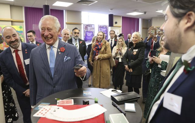 El príncipe Carlos de Gran Bretaña, presidente de Prince’s Trust, se reúne con el mago Chris Wall durante una visita para conocer a los jóvenes emprendedores de Prince
