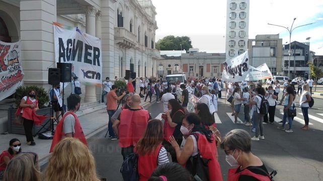 El gremio AGMER se concentra con acto ante la Casa de Gobierno de Entre Rïos donde instala una carp