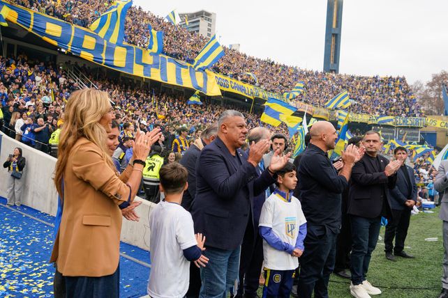 Chiqui Tapia, presidente de la AFA, estuvo en el reestreno de Angelito Di María en Central.