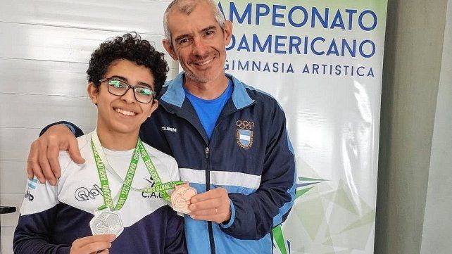 Julián Di Pasquale junto a su entrenador Esteban Vallejos en el certamen que se desarrolló en la ciudad rionegrina.