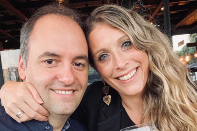 Manuel Adorni junto a su esposa, Bettina Angeletti.
