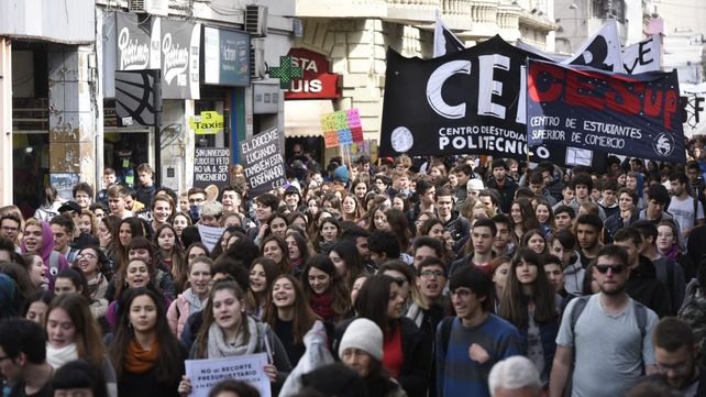 Una multitudinaria marcha cerró filas en defensa de la universidad pública