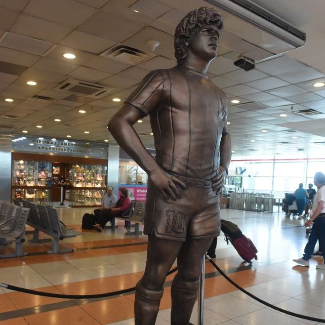 Inauguran estatua de Maradona en el aeropuerto internacional de Ezeiza