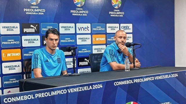 Javier Mascherano junto a Federico Redondo en la conferencia de prensa.