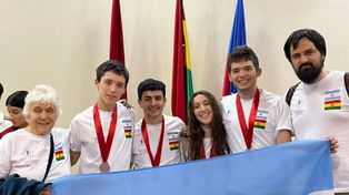 Ignacio Daniele (segundo desde la derecha) con su medalla de plata obtenida en Bolivia.