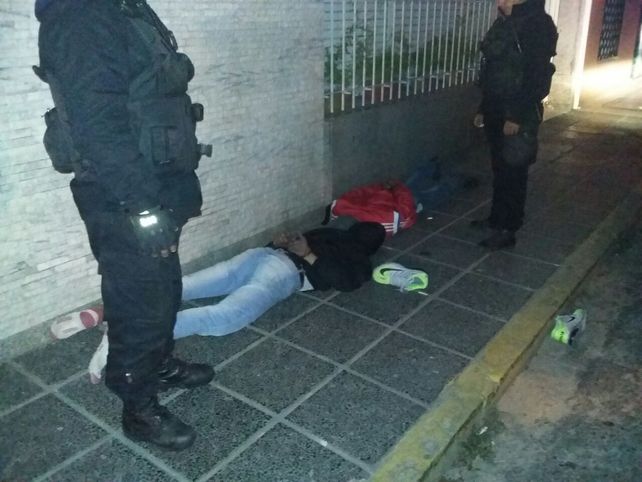Dos hombres araña se tiraron de un primer piso y marcharon al calabozo