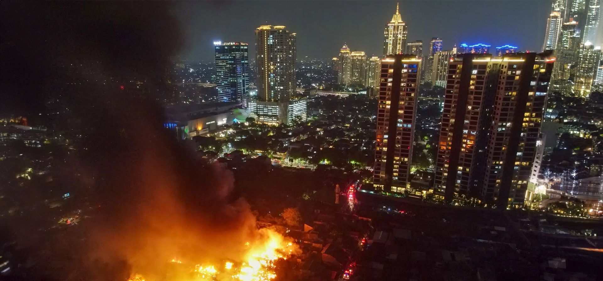 Yakarta, Indonesia. El fuego consume un kampung, un barrio densamente poblado que alberga a los pobres de la ciudad. Fotografía: Bay Ismoyo/AFP/Getty Yakarta, Indonesia. El fuego consume un kampung, un barrio densamente poblado que alberga a los pobres de la ciudad. Fotografía: Bay Ismoyo/AFP/Getty