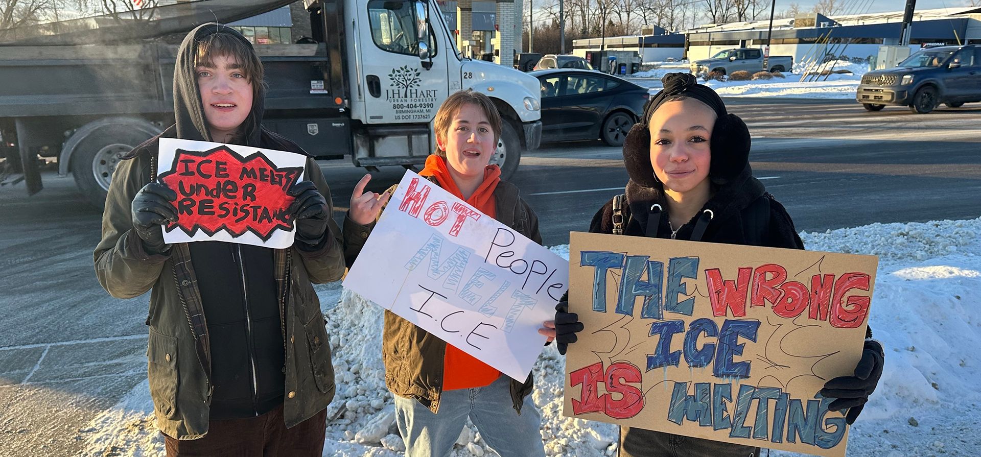Jóvenes estudiantes de Birmingham sostienen carteles mientras varias docenas de alumnos de la escuela secundaria Groves abandonaron la clase matutina el viernes 30 de enero de 2026 en Birmingham, Michigan. (Foto AP/Corey R. Williams) Jóvenes estudiantes de Birmingham sostienen carteles mientras varias docenas de alumnos de la escuela secundaria Groves abandonaron la clase matutina el viernes 30 de enero de 2026 en Birmingham, Michigan. (Foto AP/Corey R. Williams)