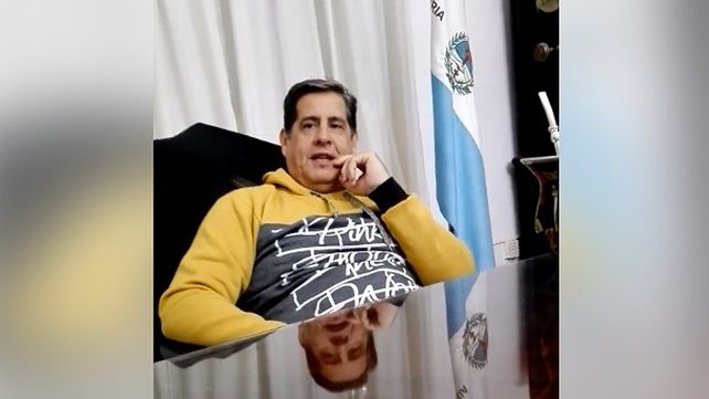 Intendente solo y hambriento invita chicas a su despacho