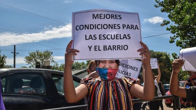A principios de mes la comunidad educativa realizó un abrazo solidario a la 756.