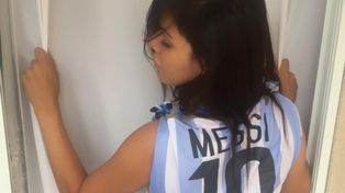 Miss BumBum lo busca a Lionel Messi por las redes sociales vistiendo la celeste y blanca