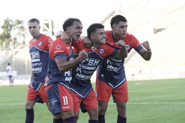 Marín (en primer plano) grita con el puño apretado el gol del empate ante Gimnasia por Copa Argentina.