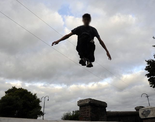 El parkour es una práctica urbana en la que el deportista se desplaza en cualquier entorno. (Foto: V. Benedetto)