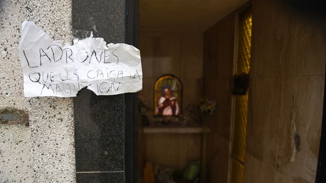 El cartel dejado en el cementerio La Piedad expresa la indignación de los deudos: 