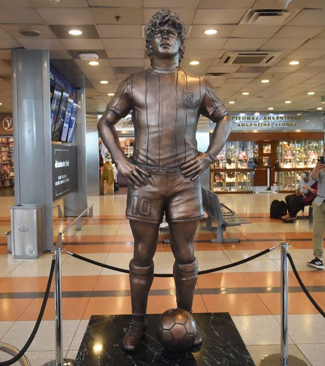 Inauguran estatua de Maradona en el aeropuerto internacional de Ezeiza