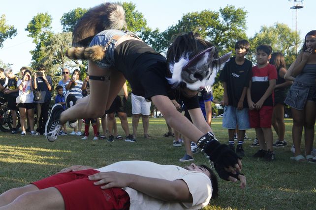 Lien realiza varias pruebas simulando ser un gato. Los chicos demostraron que sólo quieren jugar como en otras épocas.