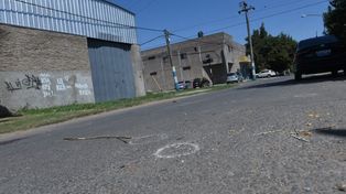 Los impactos de bala quedaron marcados en la calle.