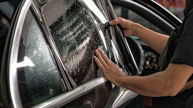 Piedrazos en los accesos de Santa Fe: fuerte demanda para colocar polarizados antivandálicos