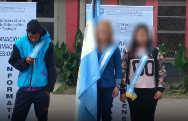 ¡Largá el celu nene! Indignación en Salta por esta imagen viralizada