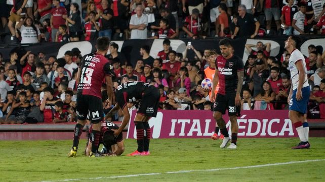Andrés Merlos marcó el final del partido y Pérez Tica explotó en llanto. Sus compañeros lo consuelan.