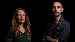 Ana Patané y Pablo Chihade forman el dúo Ramanegra, que llega a Rosario para compartir sus versiones folclóricas del metal nacional