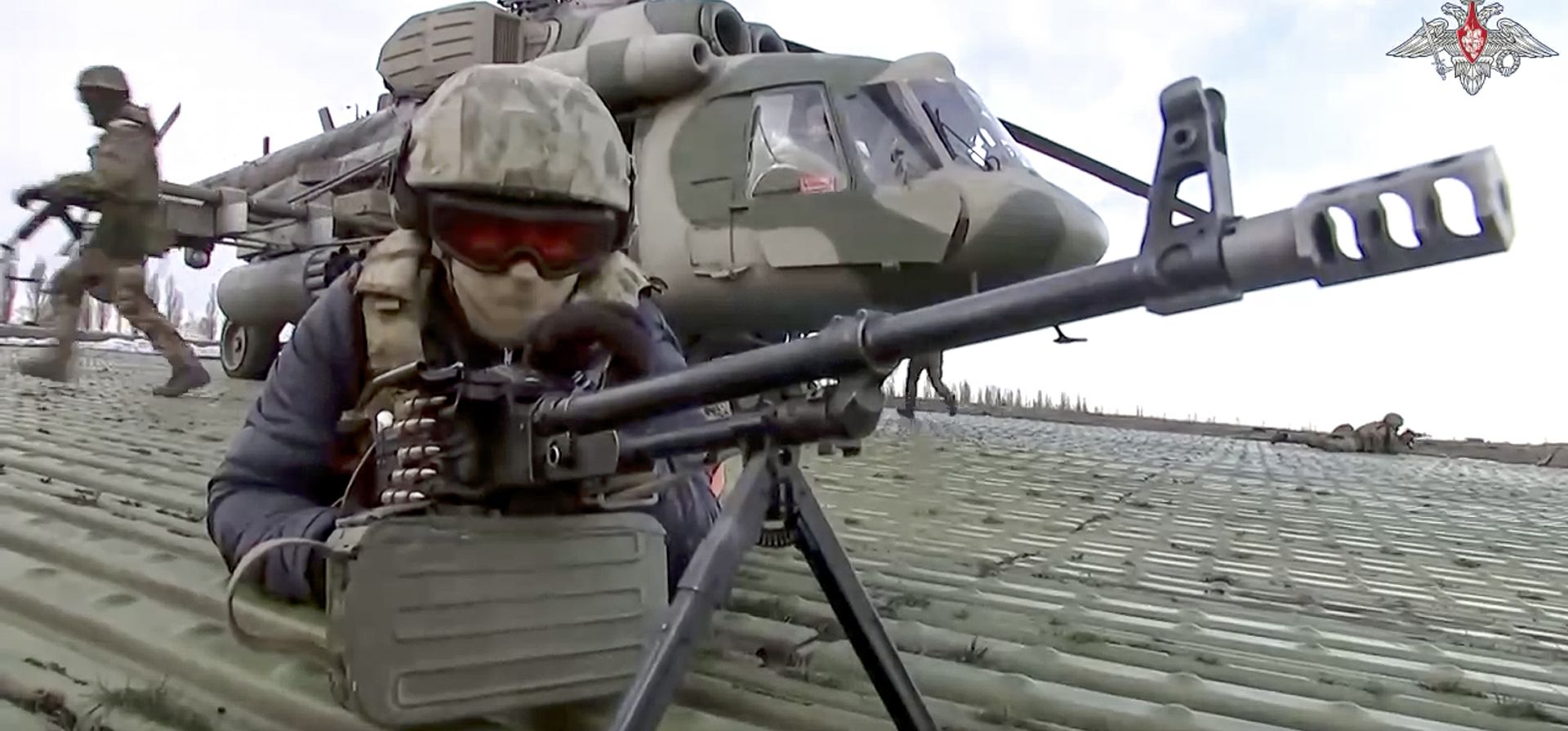 Captura de video publicado por el Servicio de Prensa del Ministerio de Defensa de Rusia el martes 6 de diciembre de 2022, los soldados rusos toman su posición al aterrizar en un lugar no especificado en Ucrania. (Servicio de prensa del Ministerio de Defensa de Rusia vía AP)