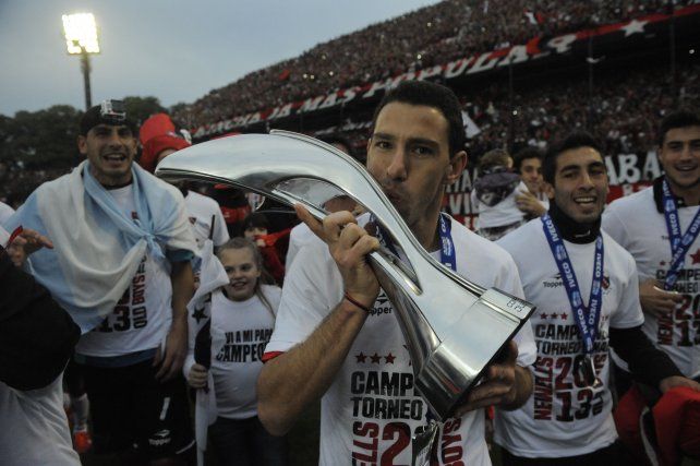 El título soñado. La Fiera besa el trofeo de campeón del Torneo Final 2013.