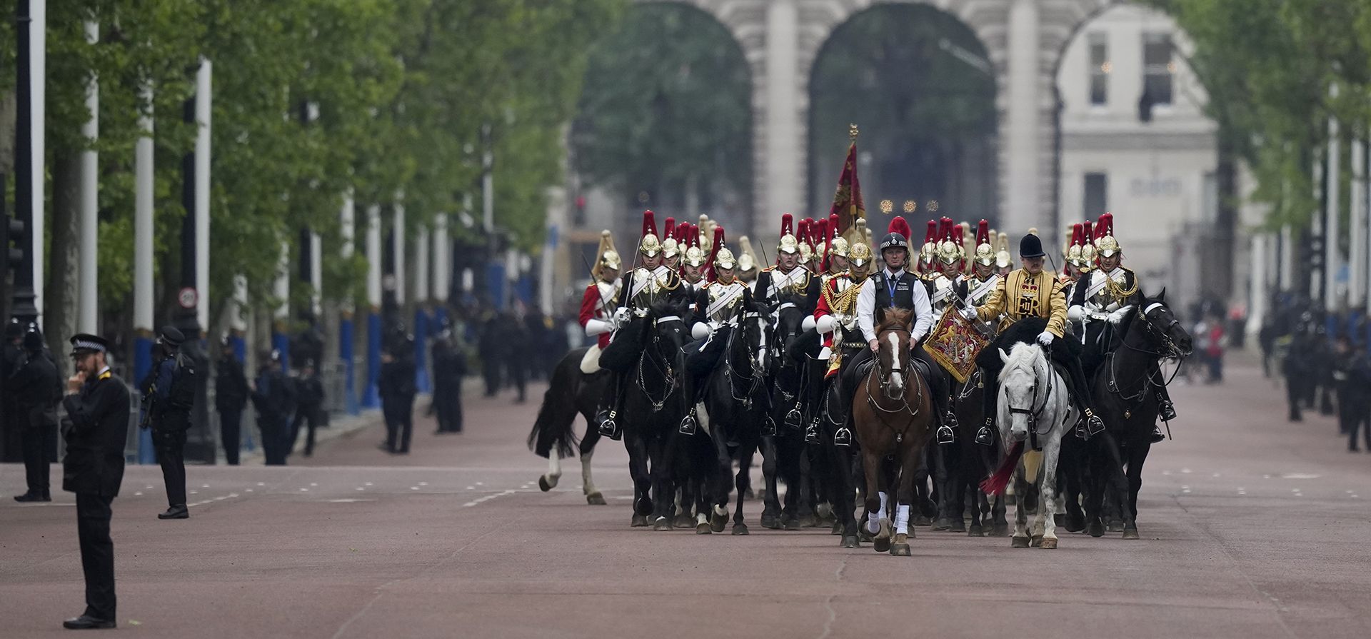La Caballería de la Casa Real regresa al Palacio de Buckingham después de la Apertura Estatal del Parlamento en el Palacio de Westminster en Londres, el martes 10 de mayo de 2022. La Reina Isabel II no asistió en medio de problemas de movilidad en curso.