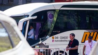 Uno de los vidrios del micro que trajo a los jugadores de Newells fue apedreado al llegar al Coloso. El de Central lo hizo sin problemas. Incidentes a cuadras del estadio.