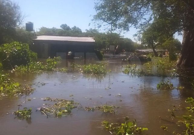 Arroyo Leyes. Algunas familias ya sufren la crecida del río y deben evacuarse.