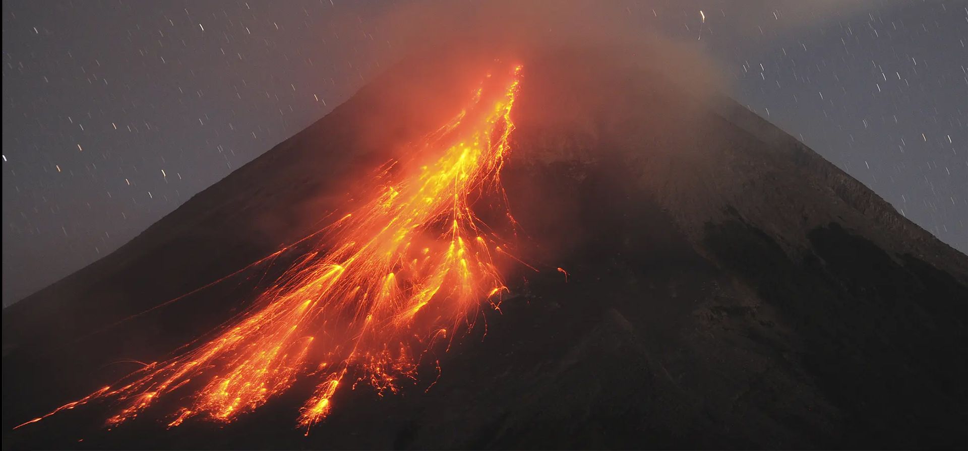 Yogyakarta, Indonesia. El Monte Merapi arroja lava mientras entra en erupción en el distrito de Sleman. Fotografía: Agencia Anadolu/Getty Images Yogyakarta, Indonesia. El Monte Merapi arroja lava mientras entra en erupción en el distrito de Sleman. Fotografía: Agencia Anadolu/Getty Images