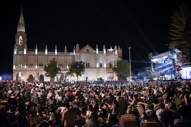 Más de 25 mil personas colmaron este viernes por la noche la Plaza Padre Edgardo Trucco para disfrutar de la primera velada del 30° Festival Folclórico de Guadalupe.