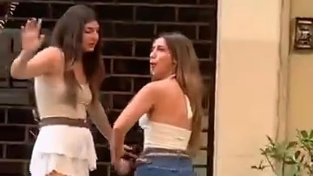 Todo quedó registrado en un video. La turista argentina señaló al mozo del bar